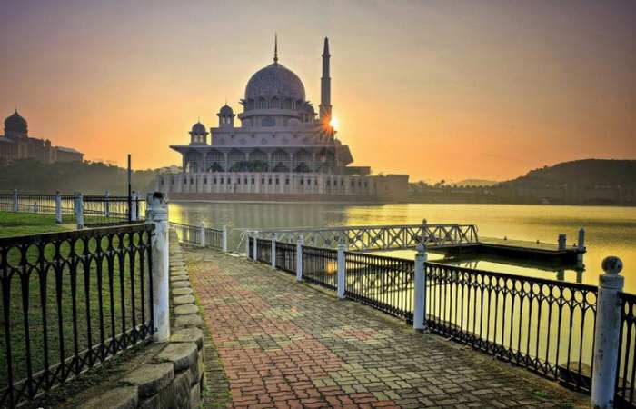 مسجد دیدنی پوترا در مالزی