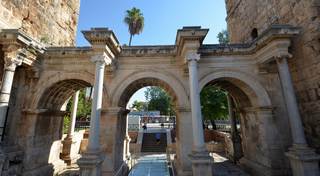 دروازه تاریخی هادریان در آنتالیا